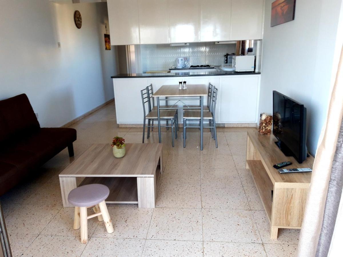 La Veranda Sea View Apartments Ларнака Екстер'єр фото